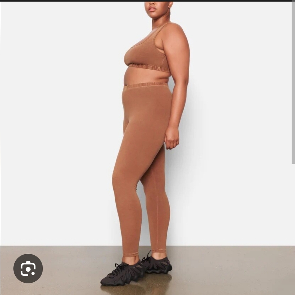 SKIMS Camel Outdoor Tshirt and Leggings Set - Picture 15 of 15